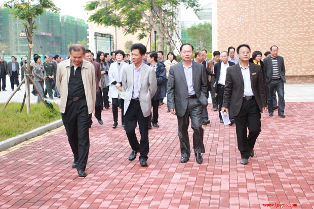 吴川市全可文市长等领导一行来我校考察教育教学工作