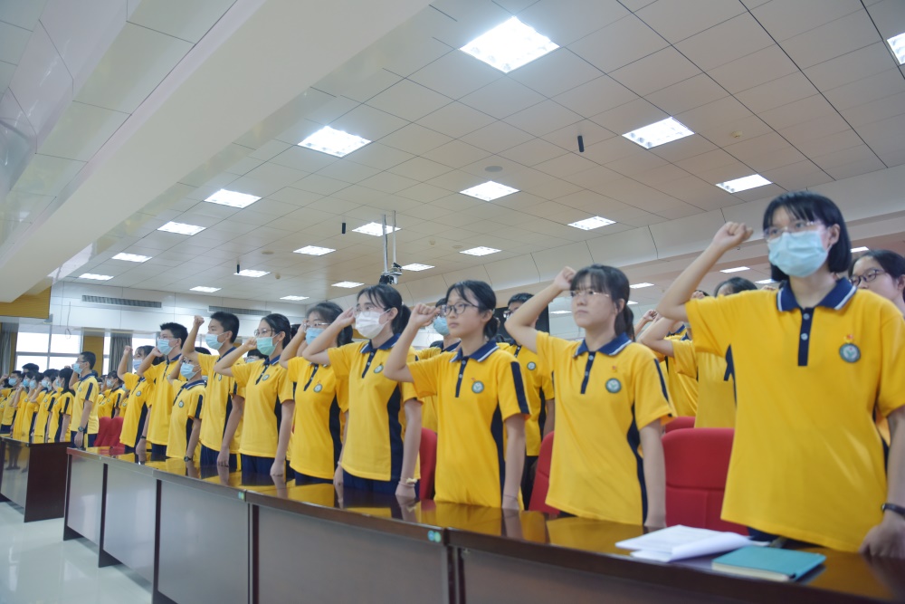廉江市实验学校隆重召开2019—2020学年度第二学期新团员入团宣誓仪式